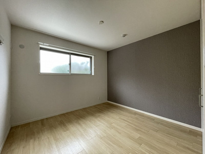 【洋室】 | ラ・ヴィエルジュⅡ【SHM】 | 玄関側にある洋室6.2帖のお部屋です！クローゼットがあるのでお洋服の多い方もお部屋が片付いて快適に過ごせますね♪