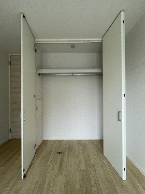 【収納】 | ラ・ヴィエルジュⅡ【SHM】 | 洋室4.9帖のお部屋にあるクローゼットです♪大切なお洋服もしわにならないようにハンガーがけができます☆