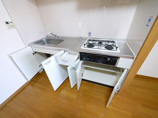 ミラージュ・ヒルのキッチン|コンパクトなキッチンで掃除もラクラク