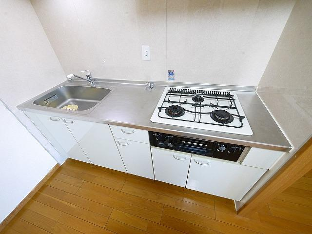 ミラージュ・ヒルのキッチン|コンパクトなキッチンで掃除もラクラク