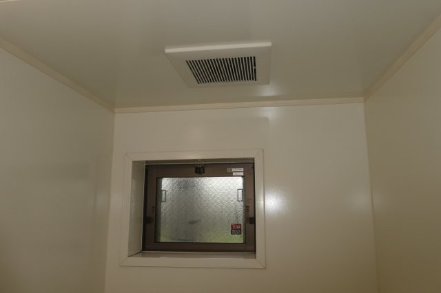 ファミーユ昭和の浴室|浴室窓・換気扇