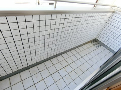 【バルコニー】 | プロヴァンス参番館 | バルコニーからの眺めを楽しみながら食事をしませんか