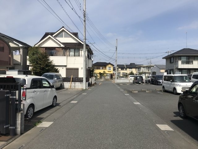 鴻巣市大間４丁目の売地の前面道路含む現地写真