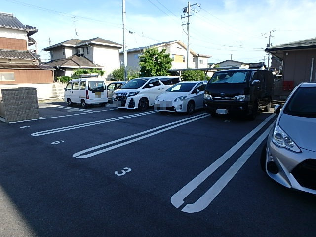 アトリエールの駐車場