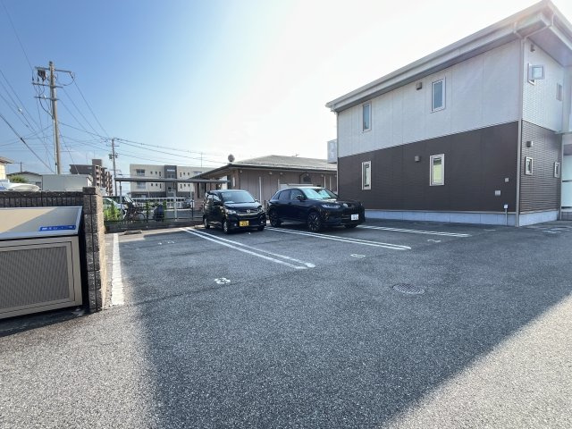 アトリエールの駐車場