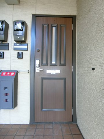 グリーンスクエアC棟の玄関|イメージ102号室の写真（反転あり）
