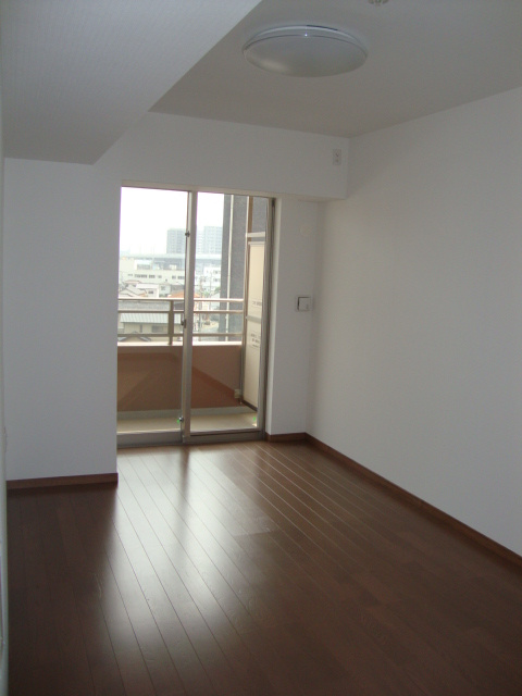 ザ・ライオンズ久留米ウェリスタワー【キャッシュバック対象物件】の居間・リビング|明るい洋室です