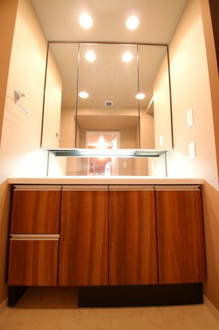 ザ・ライオンズ久留米ウェリスタワー【キャッシュバック対象物件】の独立洗面台|独立洗面台で身支度をすべて済ませてしまいましょう