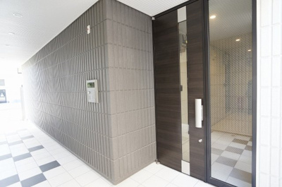 【エントランス】 | axis | 通りからアプローチを入った奥にあるオートロック付建物玄関です。