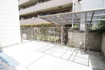 【その他共用部分】 | axis | 建物奥に設置されている自転車置場です。