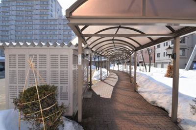 【外観】 | ラポール中の島 | 駐車場からエントランスまでは雨に当たる事無く向かえます！