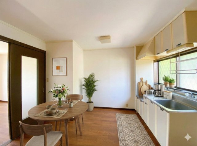 アーバンヒル横川の居間・リビング|バーチャルステージングの写真となります。家具家電等は付帯しません。参考にご覧くださいませ。