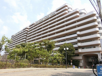 【外観】 | イトーピア千里万博公園　中古マンション | 【現地写真】
鉄骨・鉄筋コンクリート造の190戸大型マンションです♪