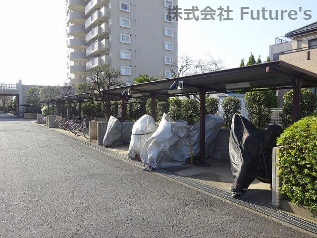 モアステージ吉川ライネスハイムC棟のその他共用部分|バイク置き場・駐輪場完備です。