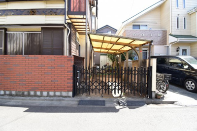 【駐車場】 | 小平市　上水新町2丁目　中古戸建　鷹の台駅8分 | 屋根付きタイプの駐車場、雨の日のお買い物も荷物を濡らさずお家に入れます。