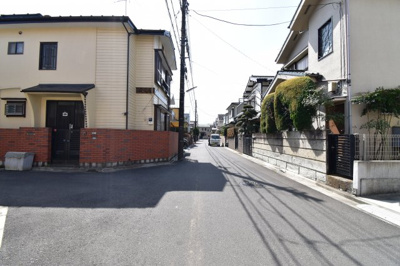 【前面道路含む現地写真】 | 小平市　上水新町2丁目　中古戸建　鷹の台駅8分 | 前面道路公道５メートルあります。運転が苦手な奥様でも楽々駐車可能です。