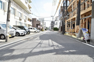 【前面道路含む現地写真】 | 前面道路は東側7.8ｍで交通量は少なめです。小さなお子様にも安心の立地です！
