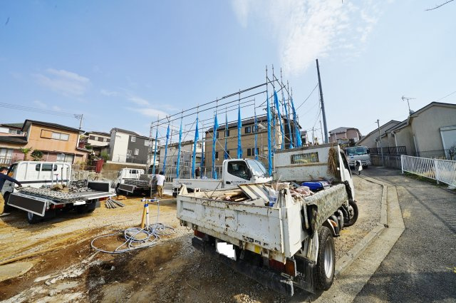 保土ヶ谷区鎌谷町　全３棟新築戸建ての前面道路含む現地写真
