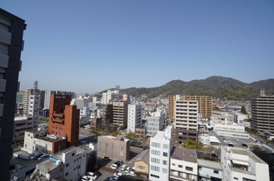 【展望】 | ロイヤルクリスタル呉中央 | 【四季を感じる】 
四季の移ろい・爽やかな青空や風を感じられ 
自然を愉しめるパノラマビュー。 
毎日の暮らしに余裕を感じさせてくれる、 
遮る物の無い開放的な眺望を是非、
ご堪能ください。