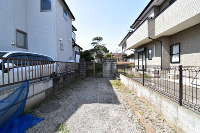 【駐車場】 | 小平市小川町1丁目　中古戸建　 | 間口3mあり大型車も楽に止められます。車好きのパパにも嬉しい広さのカースペースです。