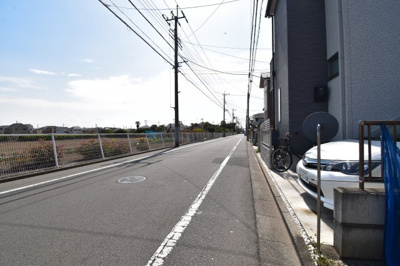 【前面道路含む現地写真】 | 小平市小川町1丁目　中古戸建　 | 前面道路公道6.5メートルあります。運転が苦手な奥様でも楽々駐車可能です。