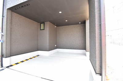 【駐車場】 | 国分寺市　日吉町 新築住宅 | ビルトインタイプの駐車場はお車を汚しません。洗車の回数も減るので大切なお車を長くお乗りいただけます。