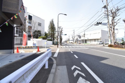 【前面道路含む現地写真】 | 国分寺市　日吉町 新築住宅 | 前面道路公道16メートルあります。運転が苦手な奥様でも楽々駐車可能です。