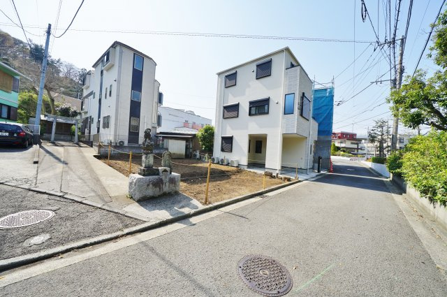 上星川駅から平坦、徒歩１０分。ＬＤＫ１７．７帖の３ＬＤＫ♪ＷＩＣ付で収納豊富！保土ヶ谷区川島町　新築戸建ての前面道路含む現地写真