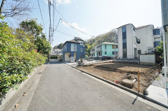 上星川駅から平坦、徒歩１０分。ＬＤＫ１７．７帖の３ＬＤＫ♪ＷＩＣ付で収納豊富！保土ヶ谷区川島町　新築戸建ての前面道路含む現地写真