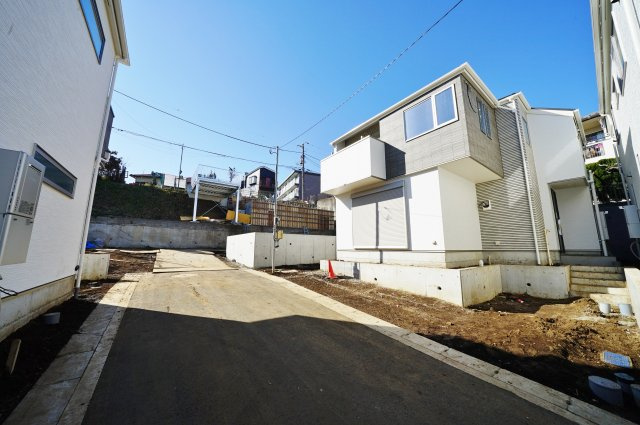 新規開発分譲地の整った街並！！近隣には公園、教育・医療施設等が充実♪保土ヶ谷区桜ヶ丘1丁目　全６棟新築戸建ての前面道路含む現地写真|敷地面積はゆとりの100m2超ございます。