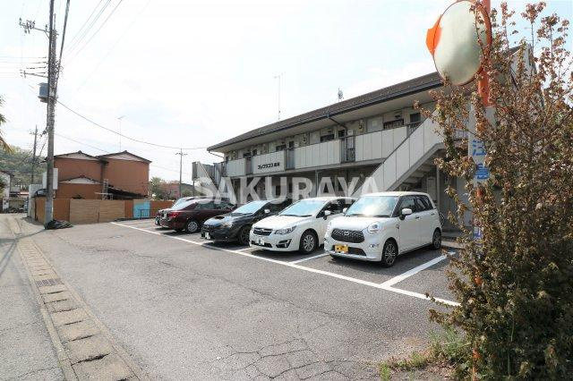 フレグランス倉林の駐車場