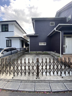 【駐車場】 | 守谷市松前台７丁目　中古戸建　耐震診断合格ローン控除利用可 | 駐車場は２台分のスペースがあります。