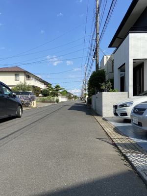 【前面道路含む現地写真】 | 守谷市松前台７丁目　中古戸建　耐震診断合格ローン控除利用可 | リビング対面式の広々キッチン