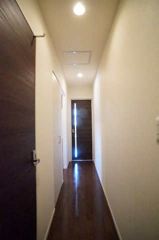 【玄関】 | メゾン　ラフィネ | お部屋の落ち着き感を演出するダークブラウンの床・建具です