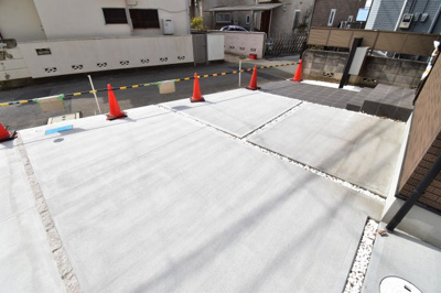【駐車場】 | ネオステージ国分寺西町4丁目　C号棟 | 玄関横の駐車スペースは買い物帰りで荷物が多くても楽ですね。閑静な住宅地なので安心して車庫入れ可能です