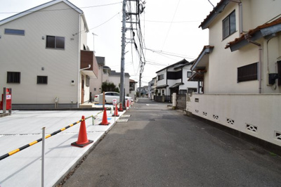 【前面道路含む現地写真】 | ネオステージ国分寺西町4丁目　C号棟 | 前面道路は閑静な住宅地の通りとなるため、車通りは多くありません。 お子様の通学も安心です。