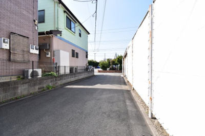 【前面道路含む現地写真】 | 小平市大沼町5丁目　中古戸建 | 前面道路は閑静な住宅地の通りとなるため、車通りは多くありません。 安心して車庫入れ可能。