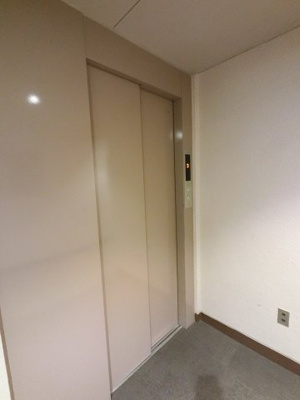 【その他共用部分】 | ハイホーム田園調布 | お買い物時やベビーカーの出し入れに便利なエレベーター付です。