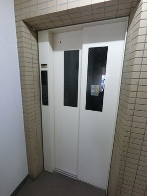 【その他共用部分】 | ヴェルデ磯子 | お買い物時やベビーカーの出し入れに便利なエレベーター付です。