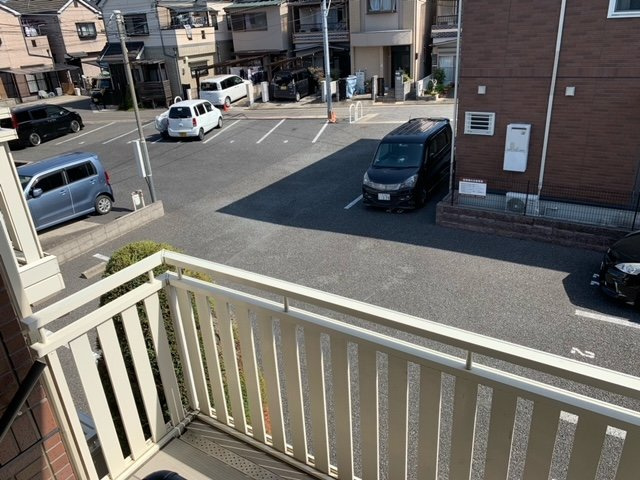 フローラルⅢの駐車場