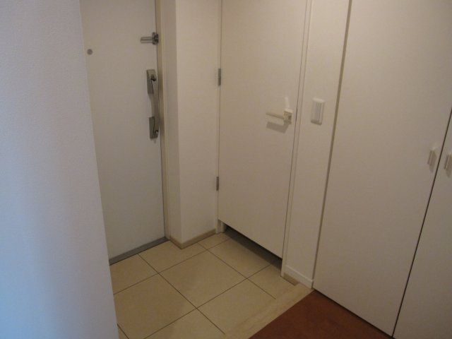 プライムメゾン南2条の玄関