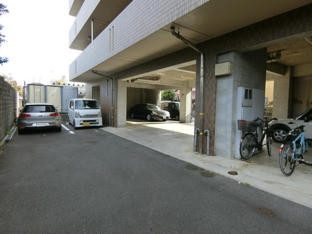 リバーコートCの駐車場