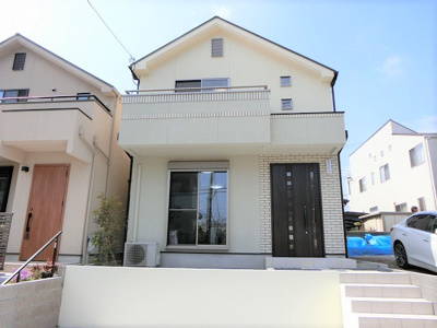 【外観】 | 豊中市宮山町2丁目　新築一戸建 | 【現地写真】 シンプルで落ち着きのある建物は住むかたの個性でオリジナルなものになっていきます♪