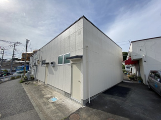 【展望】 | 建物裏側にはドアや窓付き！従業員専用の出入り口としても利用できますね♪