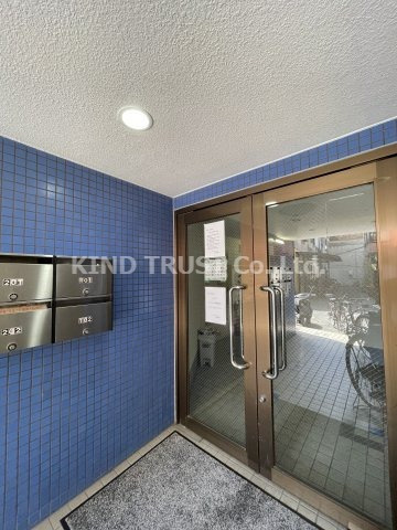 エストゥーディオ・コーモドのエントランス|建物の内部です