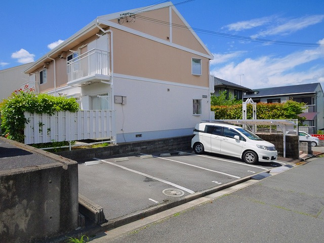 グランシャリオ左京の駐車場