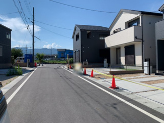 【前面道路含む現地写真】