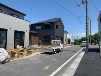 【前面道路含む現地写真】