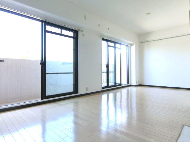 ボヌール錦織公園の居間・リビング