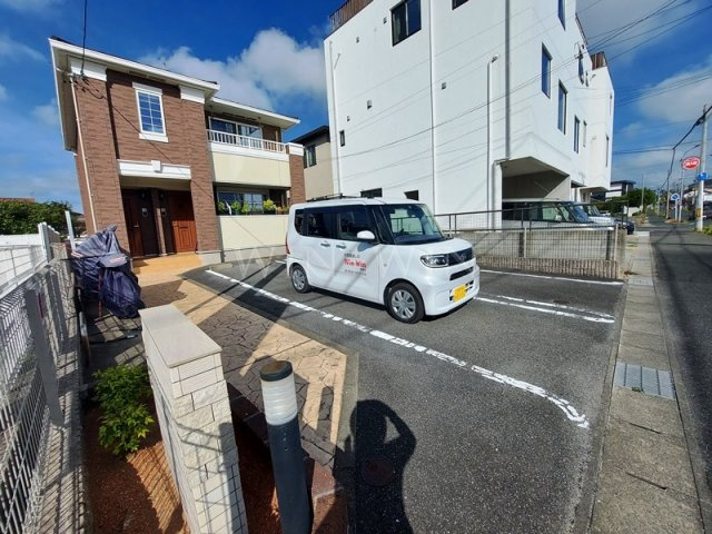エレガンス東小浜の駐車場
